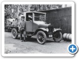 Lastbil med chaufören Einar Lagerkvist ca 1925